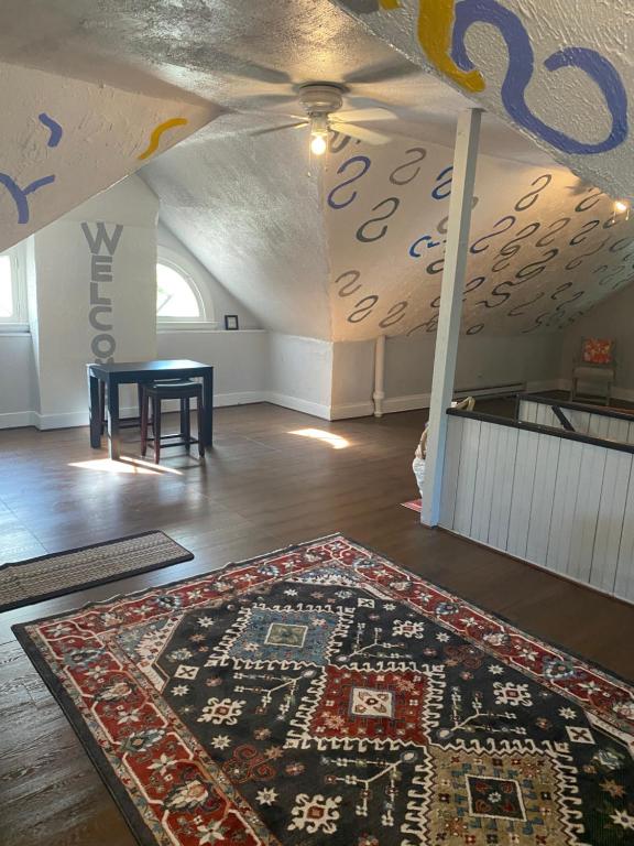 Cette chambre dispose d'un tapis au sol et d'une table. dans l'établissement Awesome Attic Studio Private Room 3A, à Cincinnati