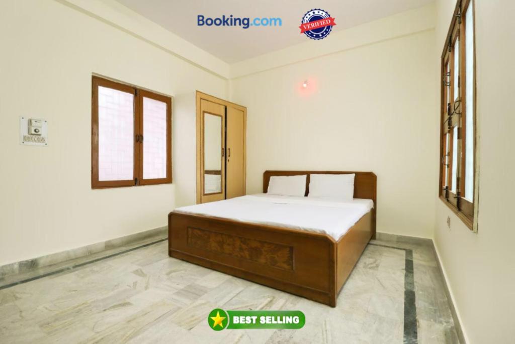 1 dormitorio con 1 cama en la esquina de una habitación en Hotel Bhameshwari Haridwar Near Bharat Mata Mandir - Prime Location - Excellent Service, en Haridwar