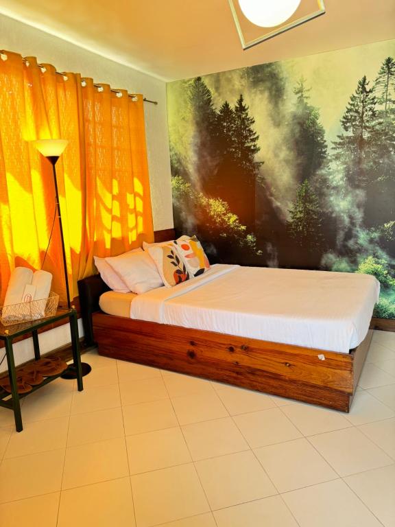 Schlafzimmer mit einem Bett mit Wandgemälde in der Unterkunft Casa Generosa in Baguio City