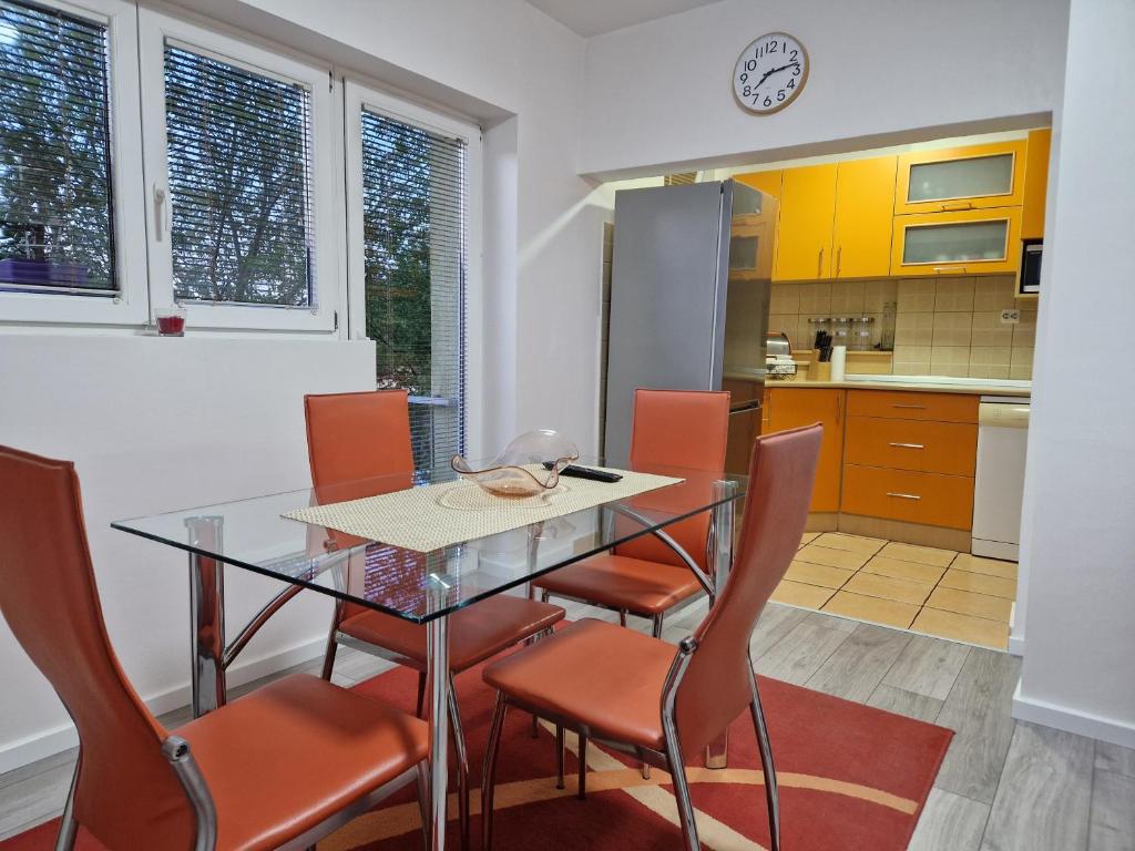 Kuchyň nebo kuchyňský kout v ubytování Apartment F.R.I.E.N.D.S