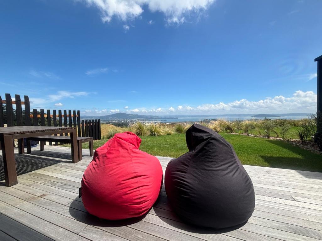 dos bolsas de frijol sentadas en la parte superior de una terraza de madera en Totara Ridge, en Rotorua