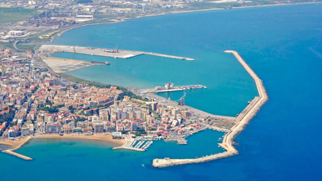 - une vue aérienne sur une ville et un port dans l'établissement Casa vacanza Nuvola Rossa KR7, à Crotone