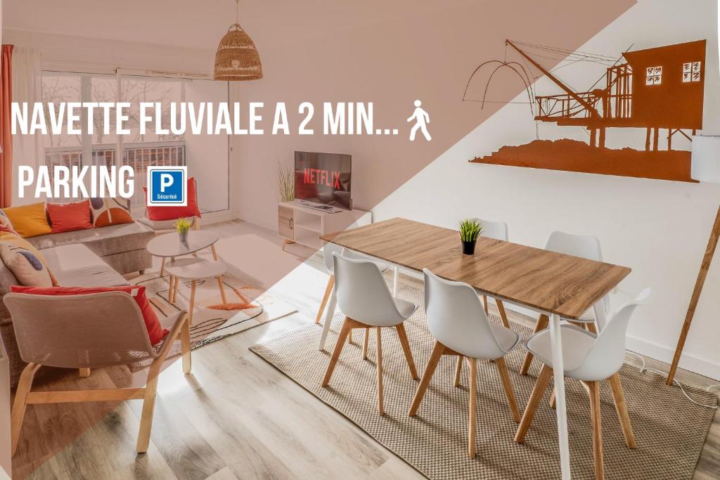 ein Wohnzimmer mit einem Tisch und Stühlen in der Unterkunft Aux portes de Bordeaux/\Les Carrelets/\MindUrGuest in Lormont