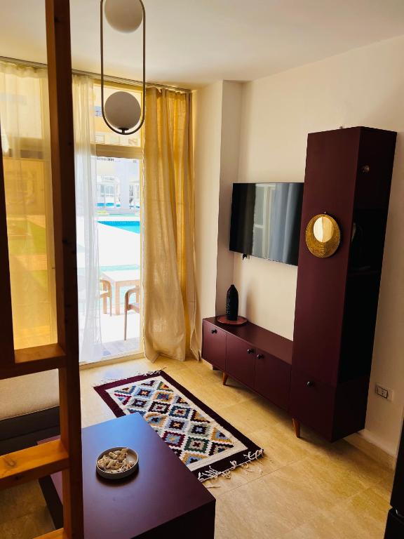 TV a/nebo společenská místnost v ubytování Port Ghalib Apartments