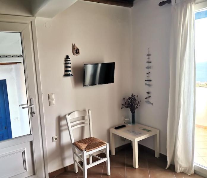 Una televisión o centro de entretenimiento en Maroussa's Apartments