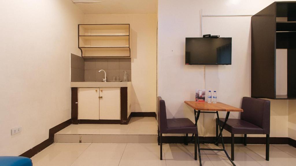 TV a/nebo společenská místnost v ubytování RedDoorz at V-Cat Apartelle Sampaloc Manila