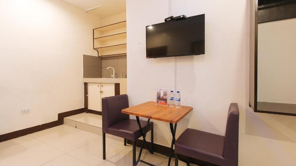 TV a/nebo společenská místnost v ubytování RedDoorz at V-Cat Apartelle Sampaloc Manila
