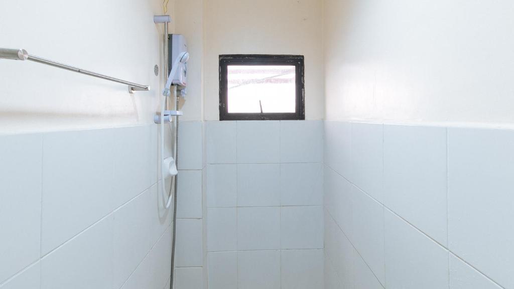 Koupelna v ubytování RedDoorz at V-Cat Apartelle Sampaloc Manila