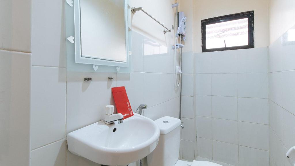 Koupelna v ubytování RedDoorz at V-Cat Apartelle Sampaloc Manila