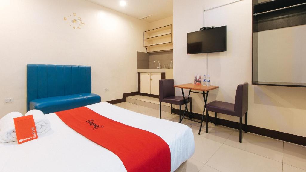 TV a/nebo společenská místnost v ubytování RedDoorz at V-Cat Apartelle Sampaloc Manila