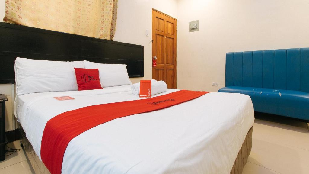 Postel nebo postele na pokoji v ubytování RedDoorz at V-Cat Apartelle Sampaloc Manila