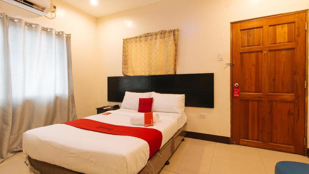 Postel nebo postele na pokoji v ubytování RedDoorz at V-Cat Apartelle Sampaloc Manila