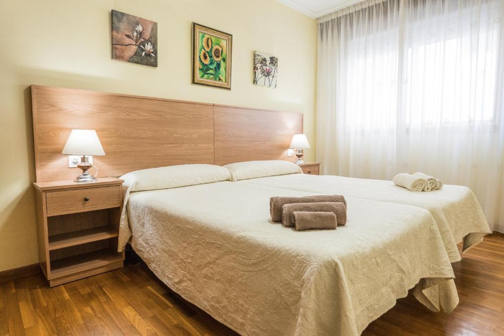 Postel nebo postele na pokoji v ubytování Ravella Vilagarcía de Arousa