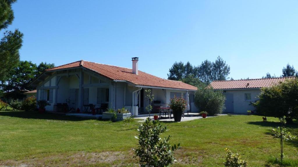 ein Haus mit einem grünen Hof mit einem Haus in der Unterkunft les rouges gorges in Lugos