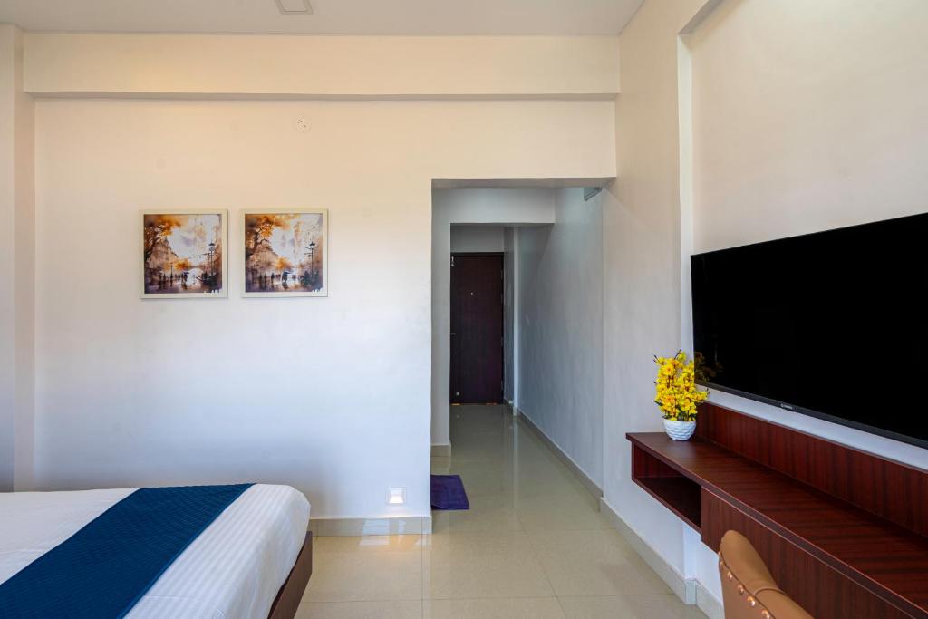 StayBird - Divine Suites, Business Hotel, Kharadi - Habitación Doble Con Balcón