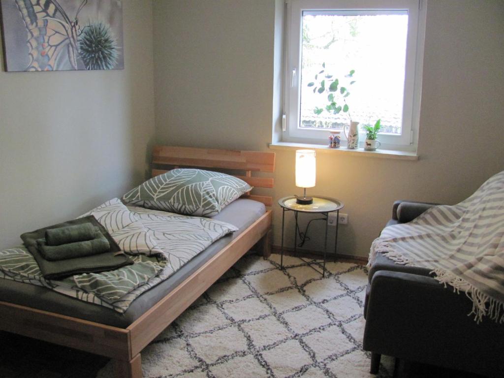 ein kleines Schlafzimmer mit einem Bett und einem Fenster in der Unterkunft #3 Gemütliches idyllisches Zimmer mit Gartenblick Airport nah gelegen mit W-Lan Late Night Check in in Trunkelsberg