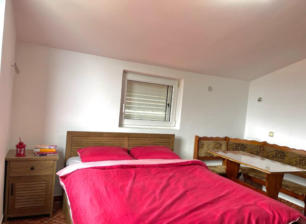 Una cama o camas en una habitación de Kuća Radović
