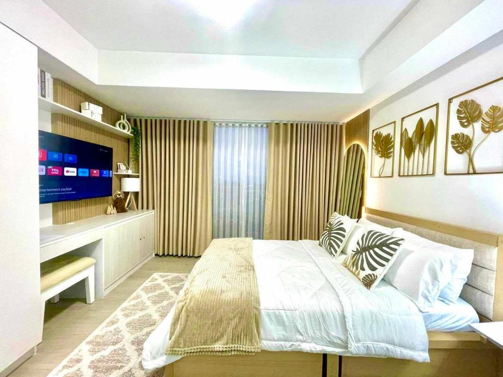1 dormitorio con 1 cama grande y TV en Azure Tropical Getaway (Netflix and Wi-fi), en Manila