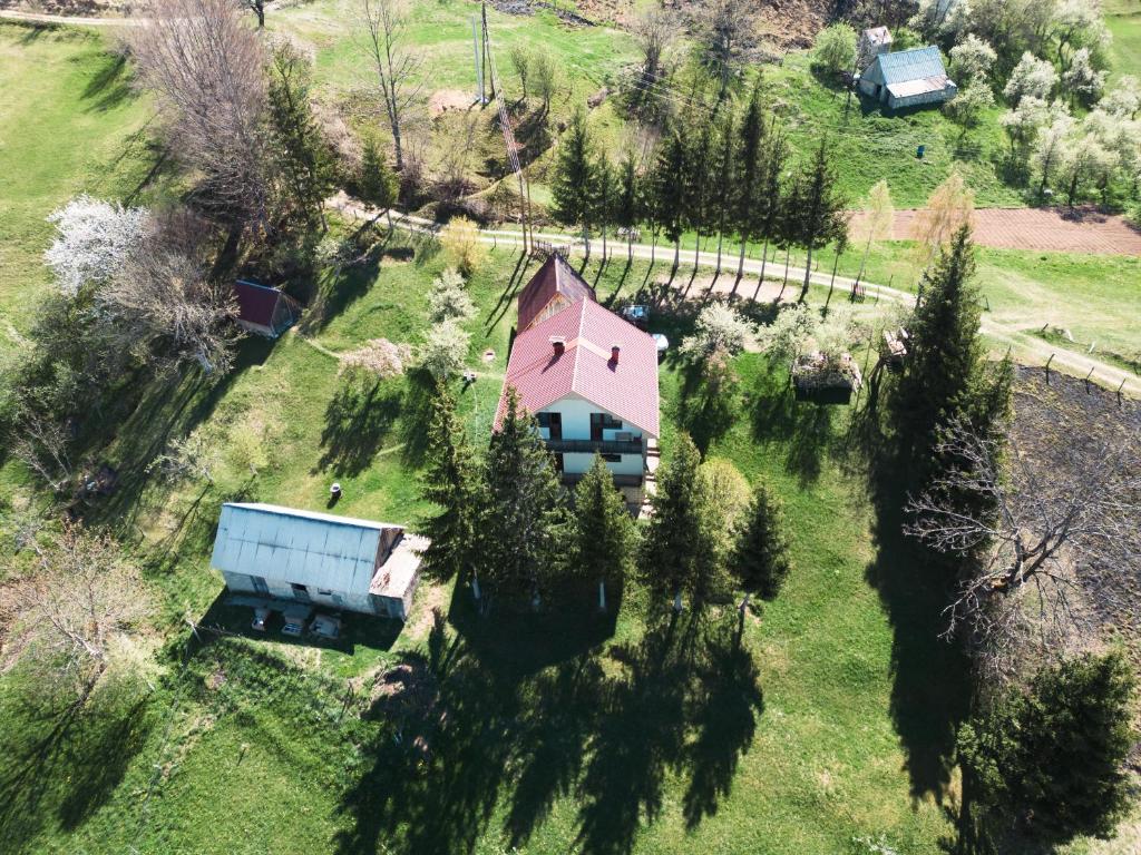 uma vista aérea de uma casa numa colina em Eko Stevanovac em Mojkovac
