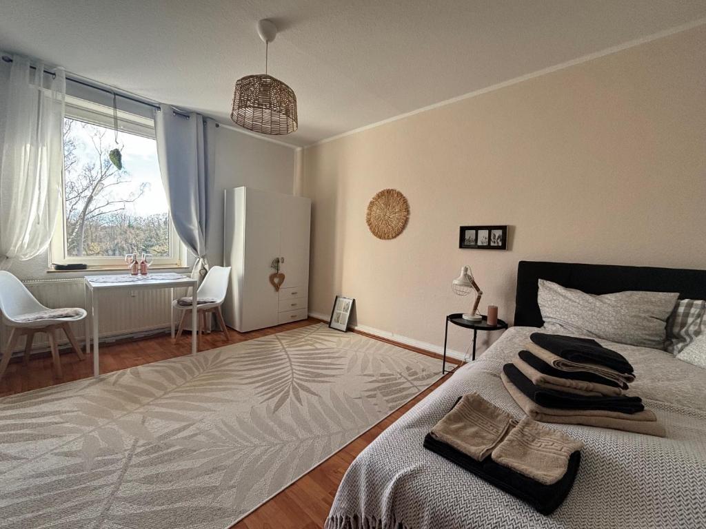 1 dormitorio con cama y ventana grande en Kleines Apartment in Marl WG 2, en Marl