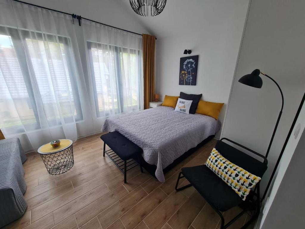 1 dormitorio con 1 cama, mesa y sillas en Apartman VIN 5, en Divčibare