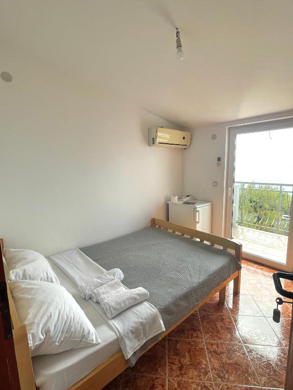 Una cama o camas en una habitación de Kuća Radović