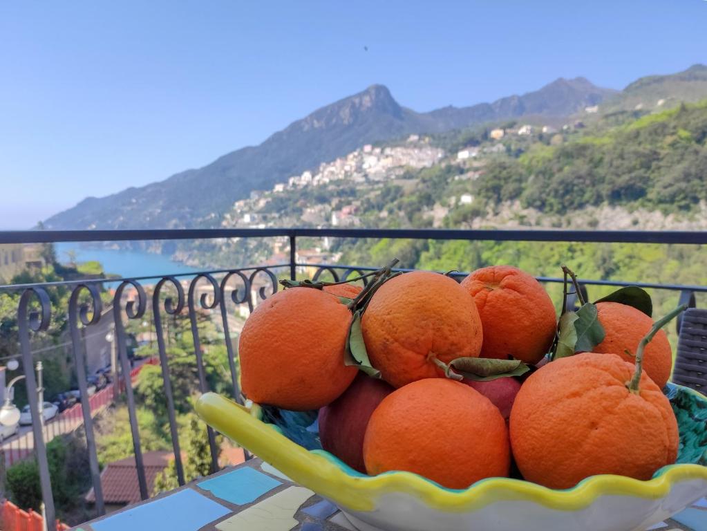 eine Schale Orangen auf einem Balkon mit Aussicht in der Unterkunft B&B Casa Mena in Vietri