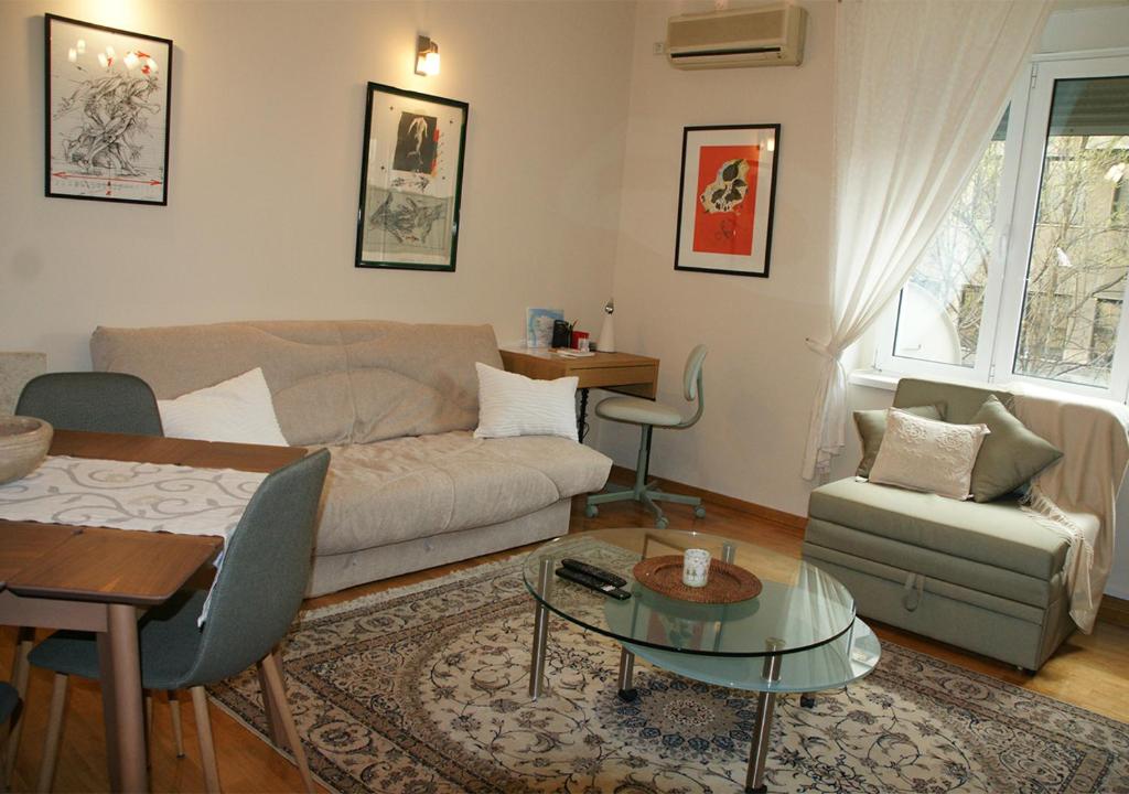 Χώρος καθιστικού στο DeeM-LUX