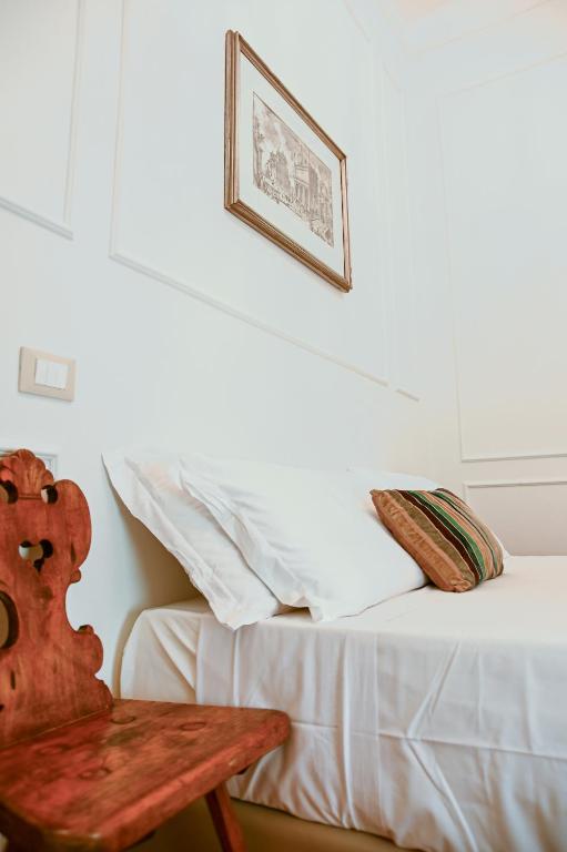 A bed or beds in a room at Feliz in Roma B&B