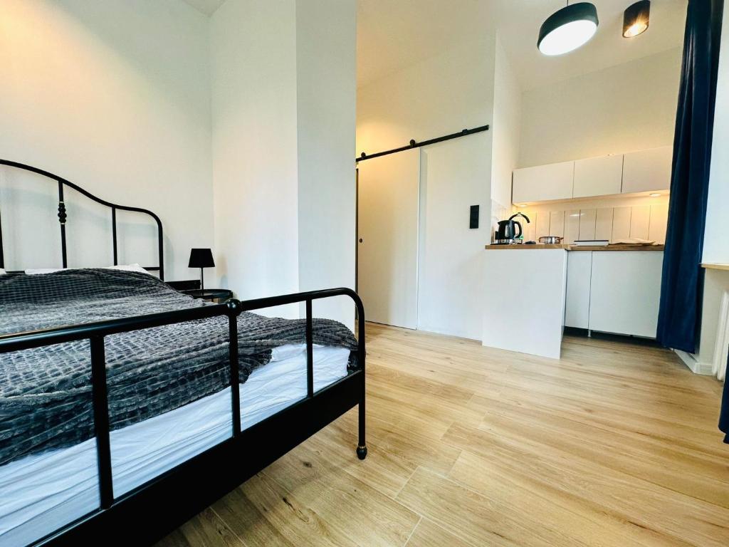 sypialnia z łóżkiem w pokoju z kuchnią w obiekcie Apartamenty Maj Sokołowsko w mieście Sokołowsko