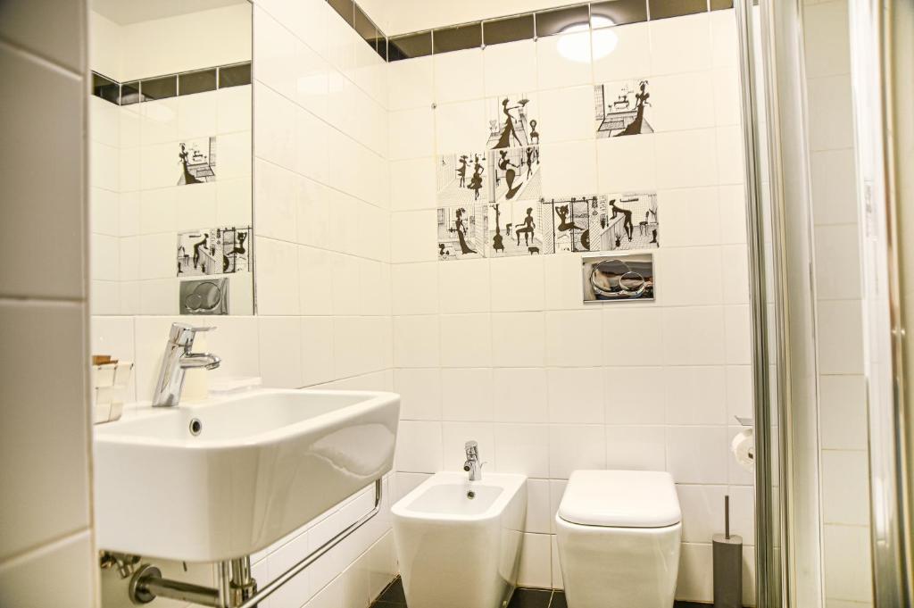 A bathroom at Feliz in Roma B&B