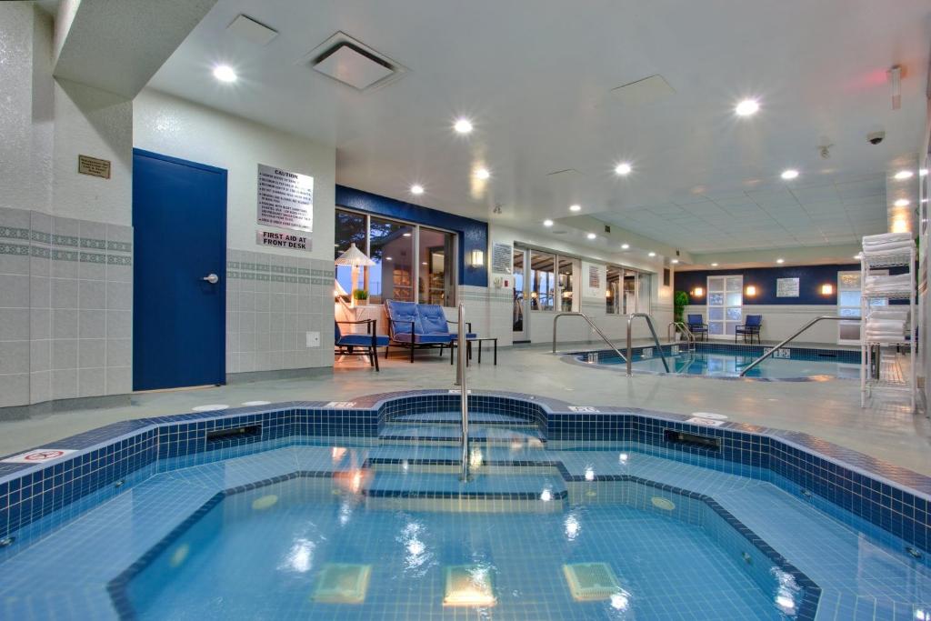 Bazén v ubytování Holiday Inn Calgary Airport by IHG nebo v jeho okolí