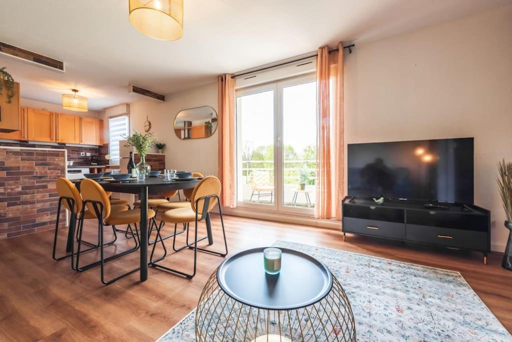 sala de estar con mesa, sillas y TV en Nouveau - La Bulle Lumineuse - Terrasse, en Brumath