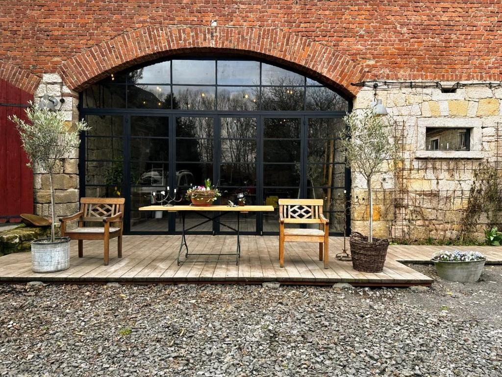 patio ze stołem i 2 krzesłami przed budynkiem w obiekcie Dom Cukiernika w mieście Lwówek Śląski