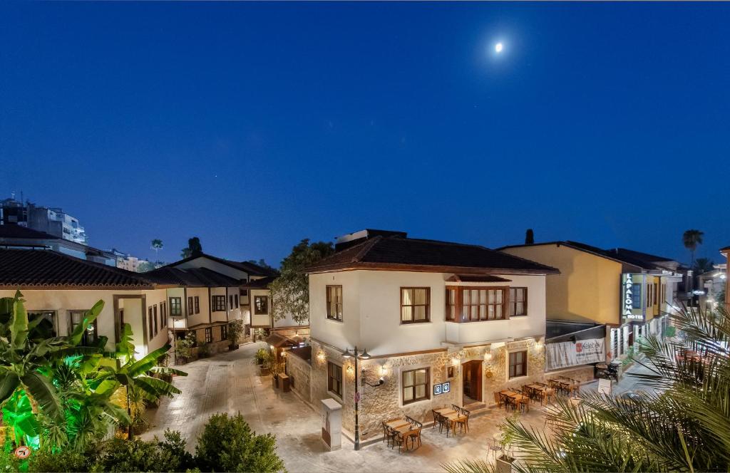 eine Außenansicht eines Gebäudes mit einem Mondkopf in der Unterkunft Saye Konak Hotel Apart House in Antalya