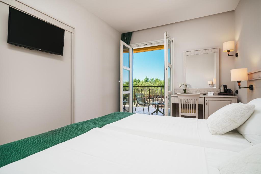 Postel nebo postele na pokoji v ubytování Hotel Vrata Krke