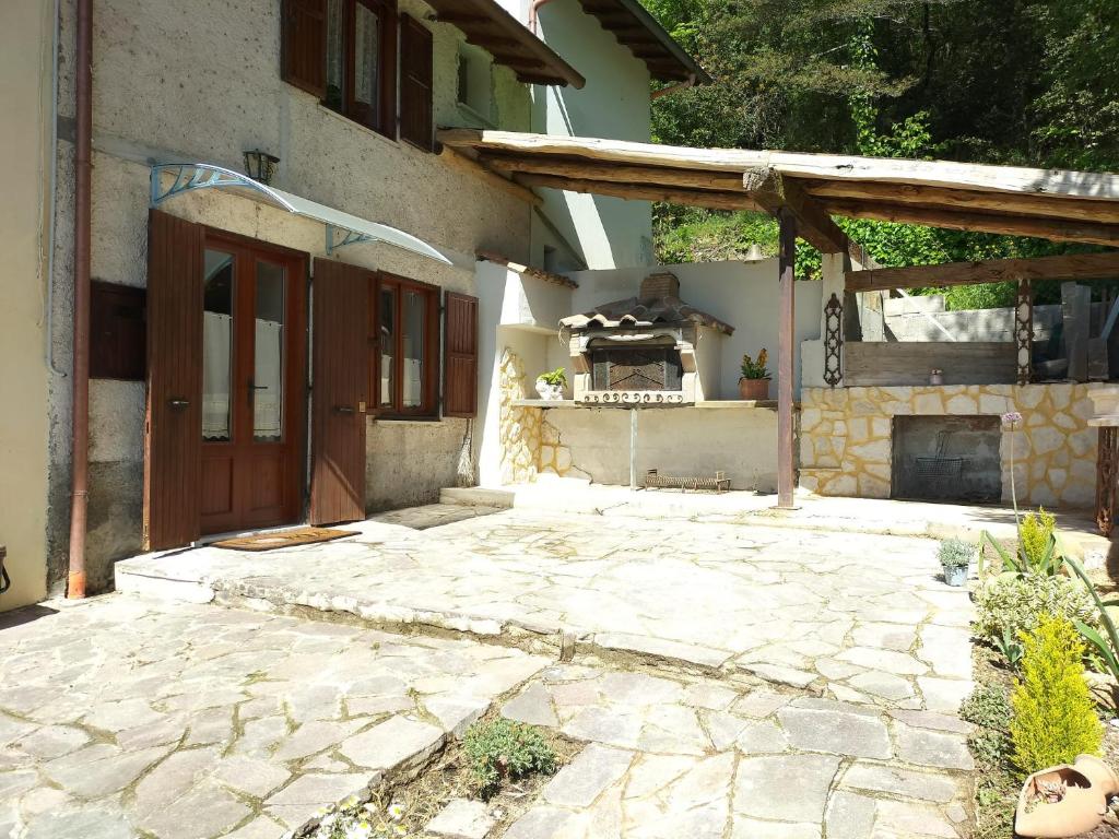 un patio de piedra frente a una casa en CASA VACANZE - LA CASINA DI LALLA - CASALE PIE' DI LOGGIO, en Limiti
