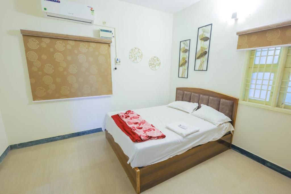 um quarto com uma cama num quarto em Izi Transit Stay em Chennai