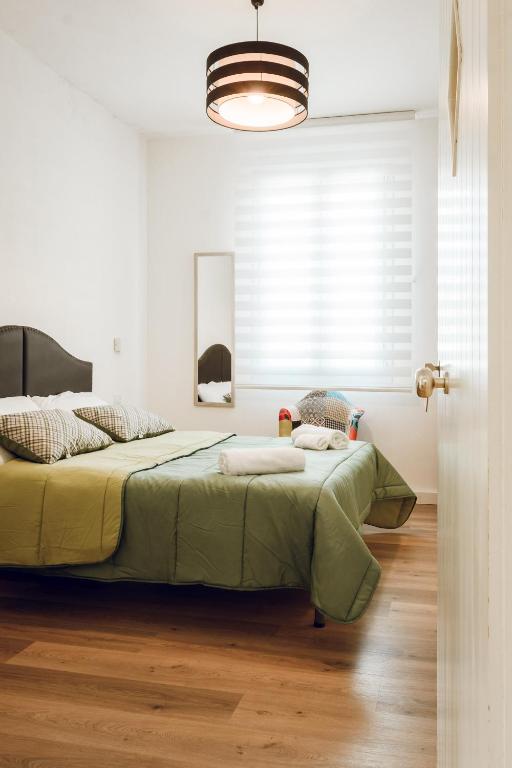 Postel nebo postele na pokoji v ubytování SUITES DELUXE FRONT SEA, Domus Lumeras