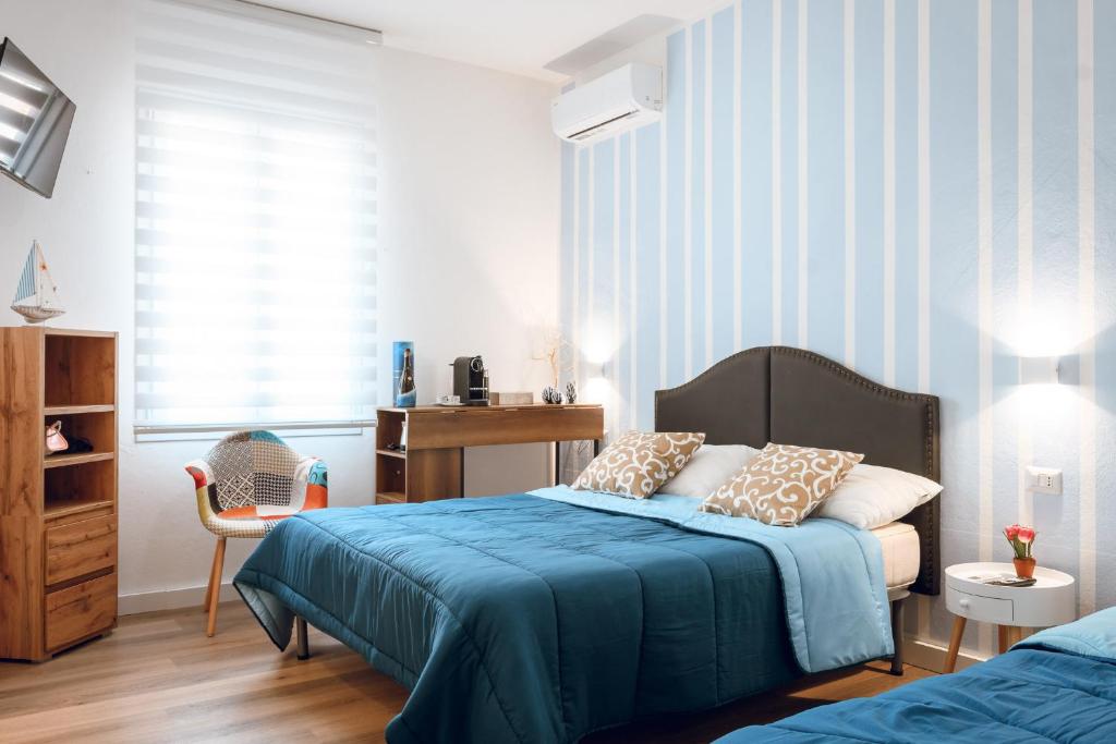 Postel nebo postele na pokoji v ubytování SUITES DELUXE FRONT SEA, Domus Lumeras