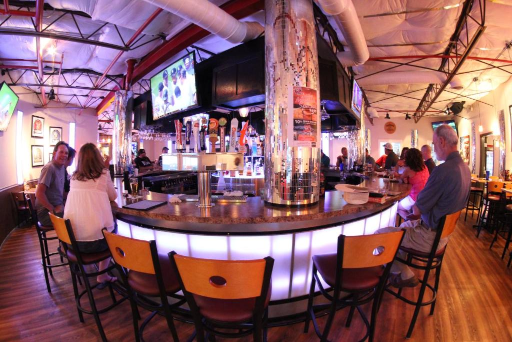 Lounge nebo bar v ubytování Ramada by Wyndham Kingman