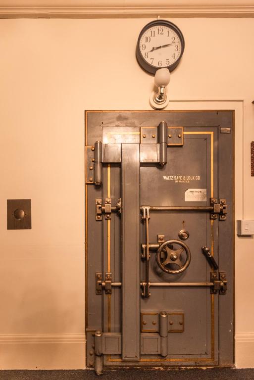Luxury 1920s Bank Loft, Art Gallery & Music Space in Tomales, CA - Maison 1 Chambre