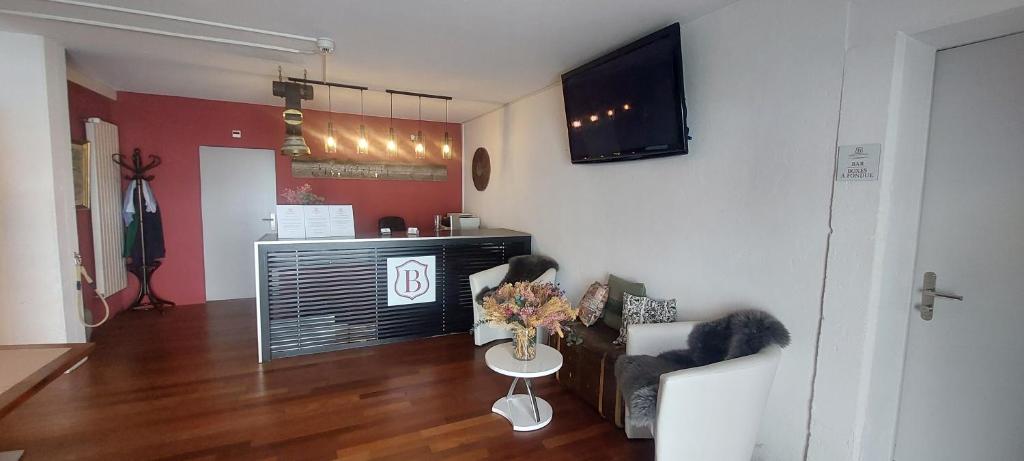 TV a/nebo společenská místnost v ubytování Auberge de Bellelay Restaurant Chez Aron Balde