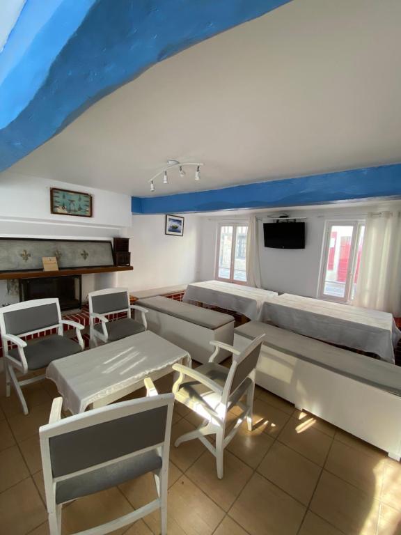 オンフルールにあるMaison Normande Honfleurのベッド、椅子、テレビが備わる客室です。