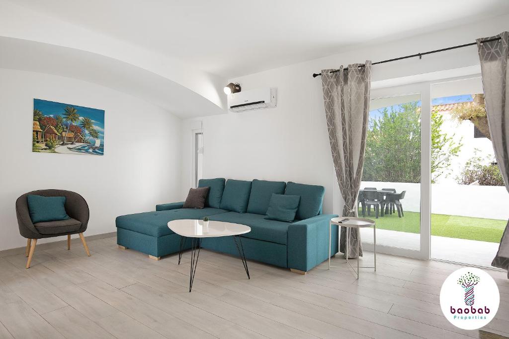 un soggiorno con divano blu e tavolo di Villa Casablanca ad Albufeira