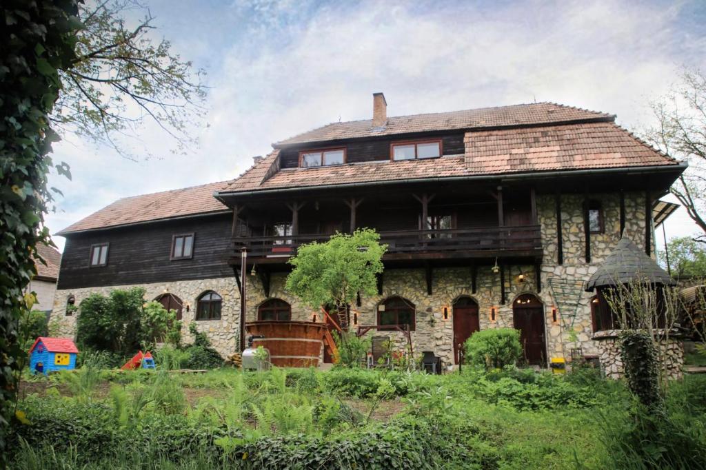 ein altes Steinhaus mit Dach in der Unterkunft LaConac Lupsa in Lupşa