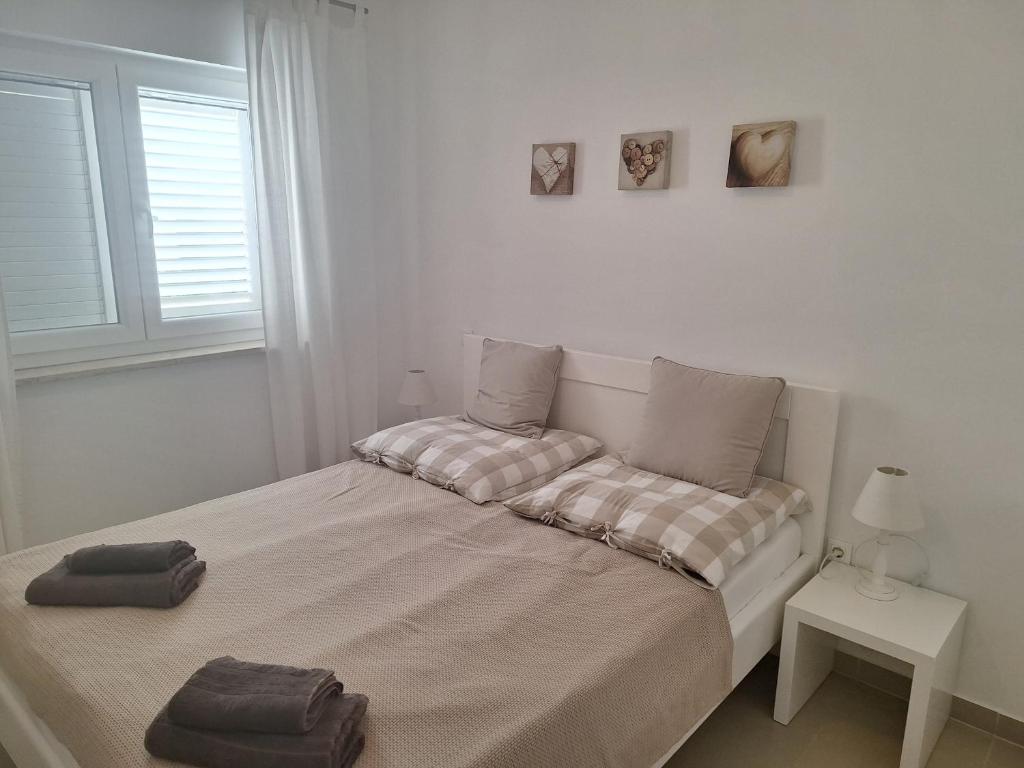 una camera da letto con un letto con due asciugamani sopra di Residence Porec V a Poreč (Parenzo)