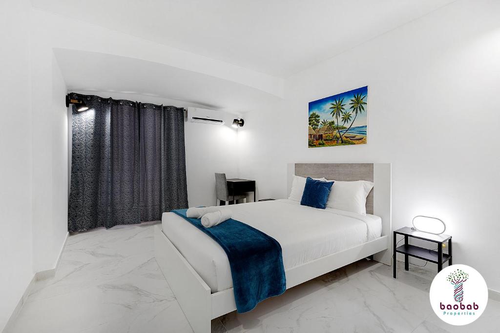 een witte slaapkamer met een bed en een raam bij Charming Villa Sam in Albufeira
