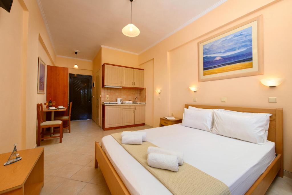 A bed or beds in a room at Hotel Penelope