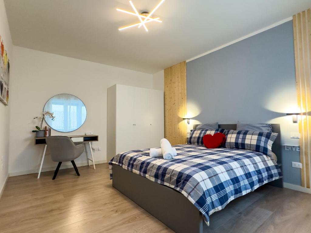 um quarto com uma cama e uma secretária. em [Venezia-Mestre] Design Apartment Bros#1 em Veneza